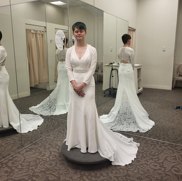 Wedding dress - Picture 2 of 3